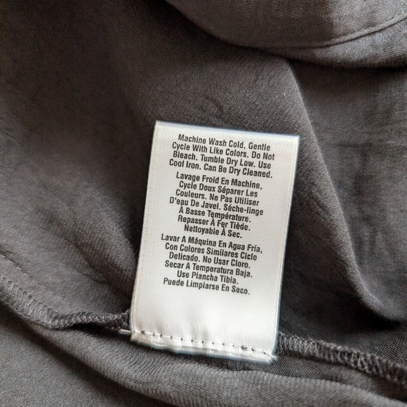 💫 NWOT Black DKNY Pintuck Button Down Blouse 💫 - Picture 6 of 6